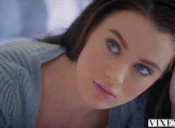 Ninfeta perfeita do olho azul dando uma transada da boa