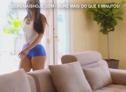 Morena de shortinho querendo a rola do amigo de seu irmão